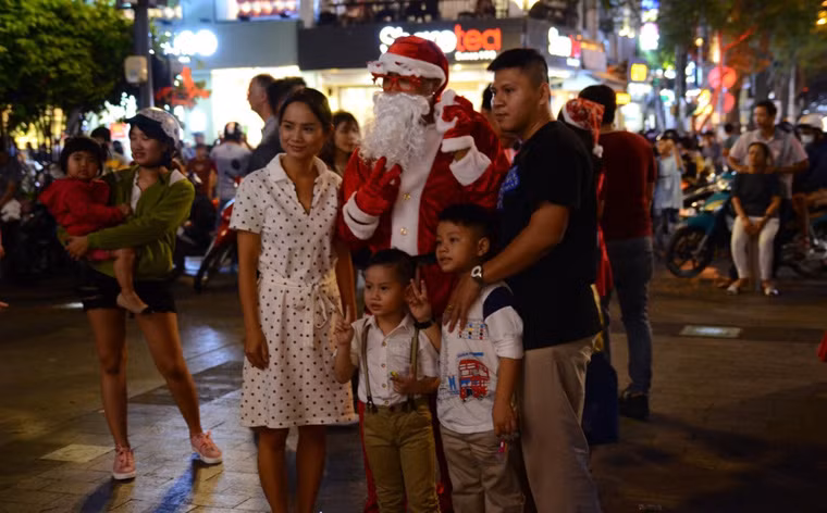 Nhiều gia đình đưa các em nhỏ đến vui chơi và chụp ảnh lưu niệm cùng ông già Noel. 