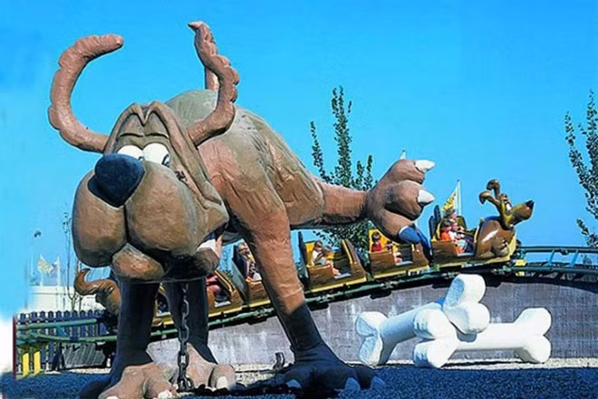 3. Công viên BonBon Land – Đan Mạch: Công viên giải trí này được xây dựng với mục đích đáp ứng nhu cầu của một số em bé rất hứng thú khi được tới thăm nhà máy sản xuất kẹo của Đan Mạch, nơi đây chuyên sản xuất các loại kẹo có hình thù và tên gọi kỳ lạ, hài hước. Do phải hạn chế người tham quan tại nhà máy nên công viên này được mở ra dành riêng cho trẻ em. Công viên được thiết kế và trang trí với những hình ảnh vui nhộn, như bức tượng động vật đi tiểu, đại tiện… Chính bởi sự kỳ lạ của nó, BonBon Land đã trở thành điểu du lịch nổi tiếng thu hút hàng nghìn du khách mỗi năm, đặc biệt ở châu Âu.