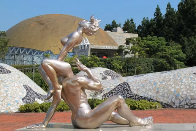 9. Công viên tình dục – Hàn Quốc: Công viên này nằm trên đảo Jeju ở Hàn Quốc được mô tả như là “một nơi phô bày những tác phẩm nghệ thuật về tình yêu và tình dục lứa đôi”. Trong cả một ngày, công viên sẽ phát video về giáo dục giới tính, và có 140 bức tượng khác nhau nhưng tất cả đều chân thực và trần trụi về các vấn đề tình yêu và tình dục. Công viên tình dục đã trở thành một điểm đến yêu thích không chỉ của giới trẻ Hàn Quốc mà còn cả du khách nước ngoài, đặc biệt là với những cặp vợ chồng mới cưới thì đây giống như một kho báu kinh nghiệm “yêu”. Một quy định để được vào công viên là những người phải trên 18 tuổi, trẻ em phải có người lớn đi kèm.