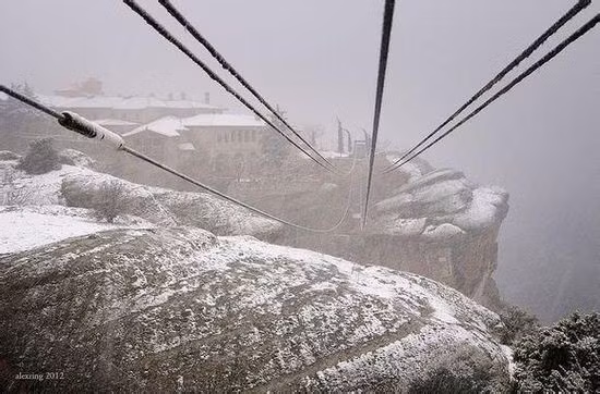 "Meteora" có nghĩa là "lơ lửng giữa từng không trung", hoặc là "nơi thiên đường".
