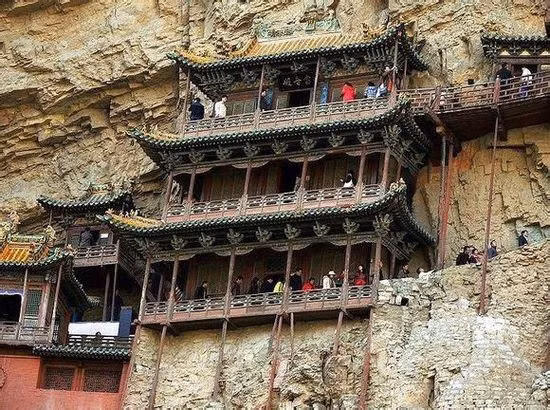 Chùa gồm 40 gian, hành lang, cầu, nối với nhau qua những lối đi bằng gỗ.