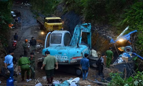 Sup ham lo o Quang Ninh Mot cong nhan bi mac ket