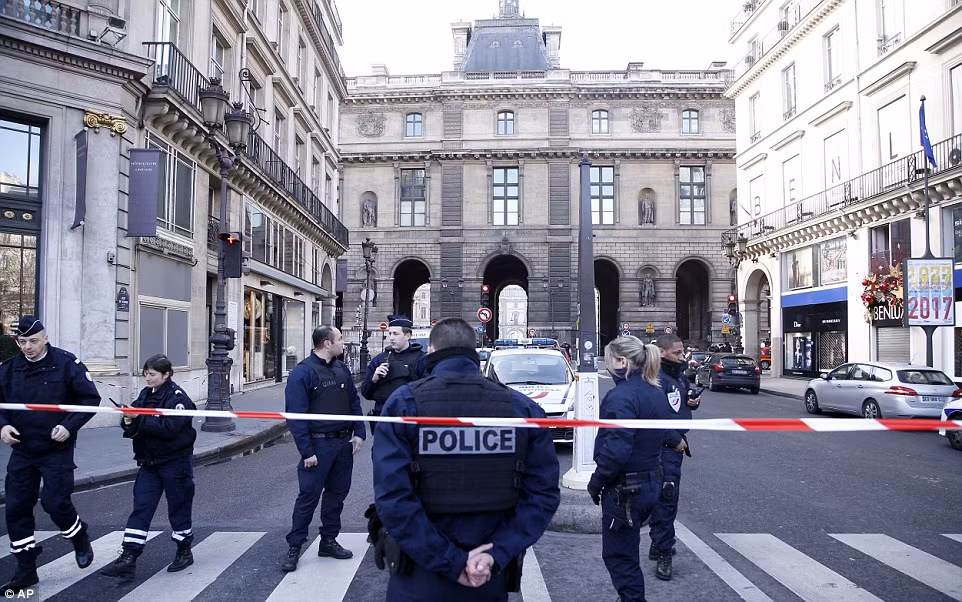 Daily Mail đưa tin, vụ tấn công bảo tàng Louvre xảy ra vào khoảng 9h sáng ngày 3/2 (giờ địa phương) khi một đối tượng cầm dao cố xông vào bảo tàng và tấn công các nhân viên an ninh.