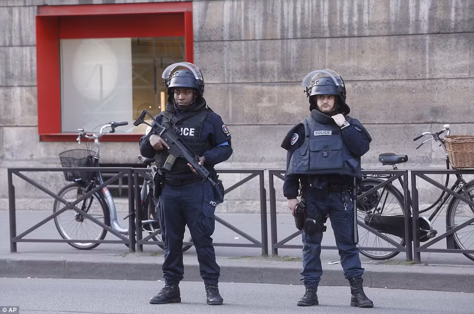 Thủ tướng Pháp Bernard Cazeneuve cũng cho rằng vụ tấn công này mang “tính chất khủng bố”.