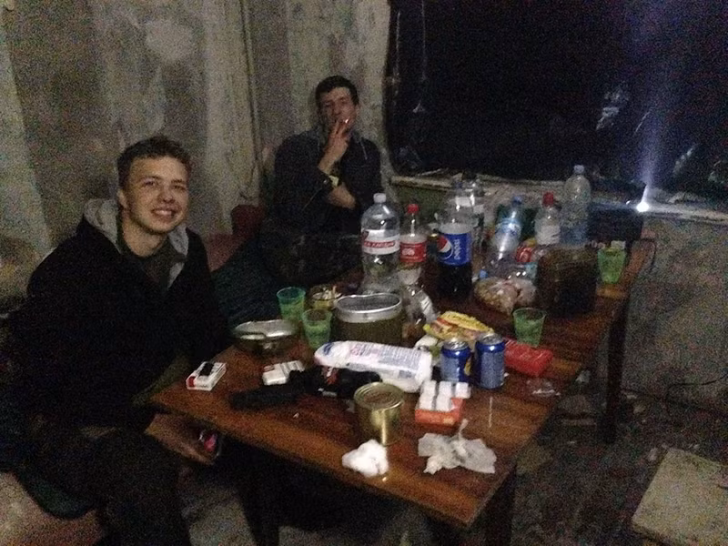 Maxim và Roman tìm một chỗ nghỉ chân và lấy thực phẩm ra ăn. Họ sẽ ở lại đây một đêm. (Nguồn ảnh: English Russia)