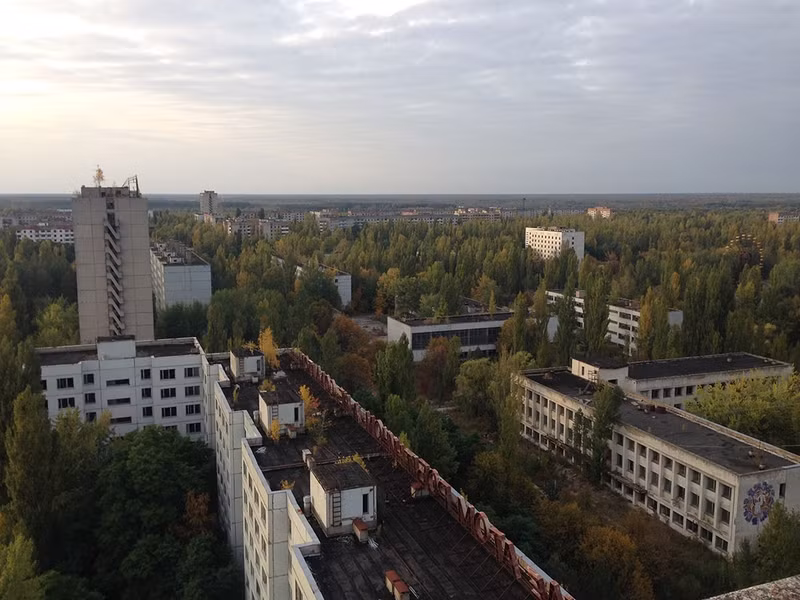 Quang cảnh Pripyat nhìn từ tòa nhà cao nhất trong thị trấn.