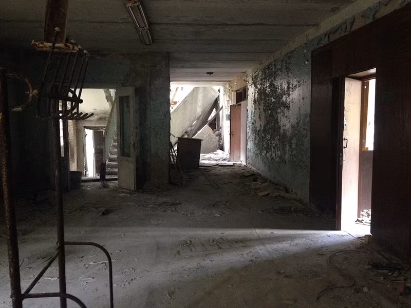 Hành lang bên trong một ngôi trường đổ nát ở Pripyat.