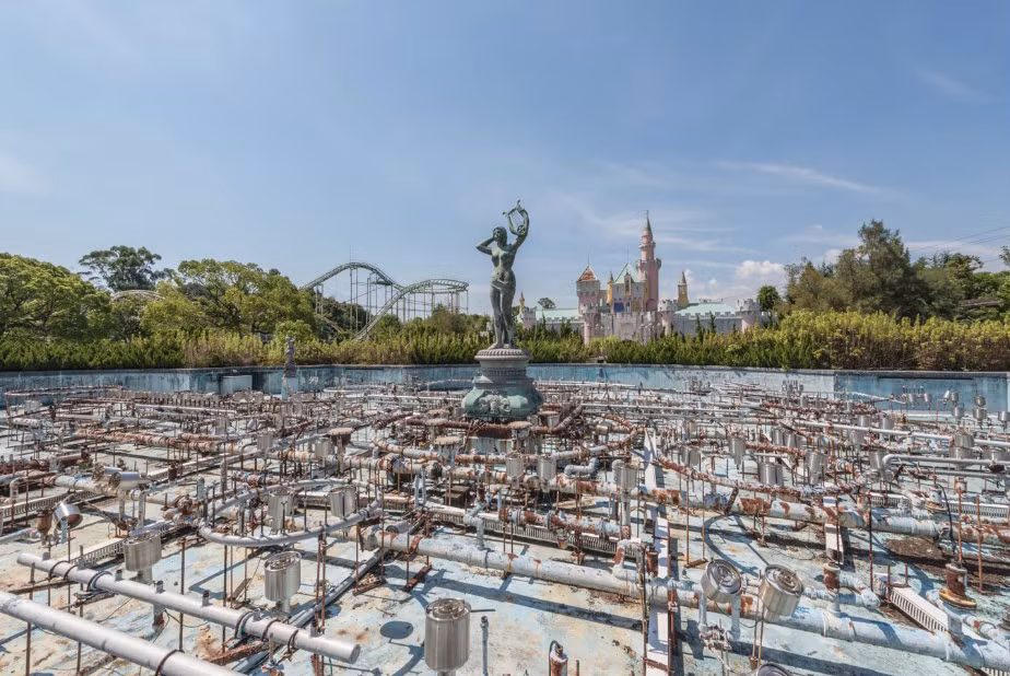 Romain chia sẻ rằng những bức ảnh về công viên Nara Dreamland nổi bật hơn cả trong “bộ sưu tập” của anh bởi sự tương phản giữa màu sắc tươi sáng của công viên với sự tĩnh mịch của một công trình bị bỏ hoang suốt nhiều năm.