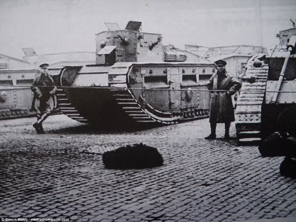 Một khu chợ gia súc ở Glasgow bất đắc dĩ biến thành kho chứa vũ khí và xe tăng tạm thời sau vụ bạo động trong thành phố.