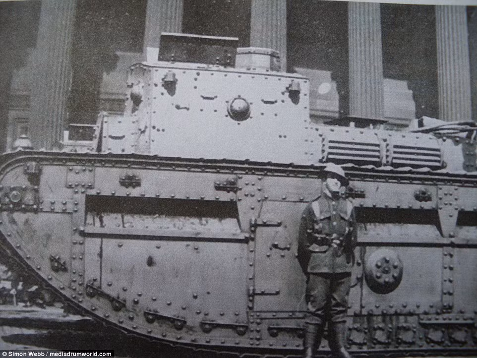 Một binh sĩ Anh đứng cạnh chiếc xe tăng ở trung tâm thành phố Liverpool hồi tháng 8/1919.