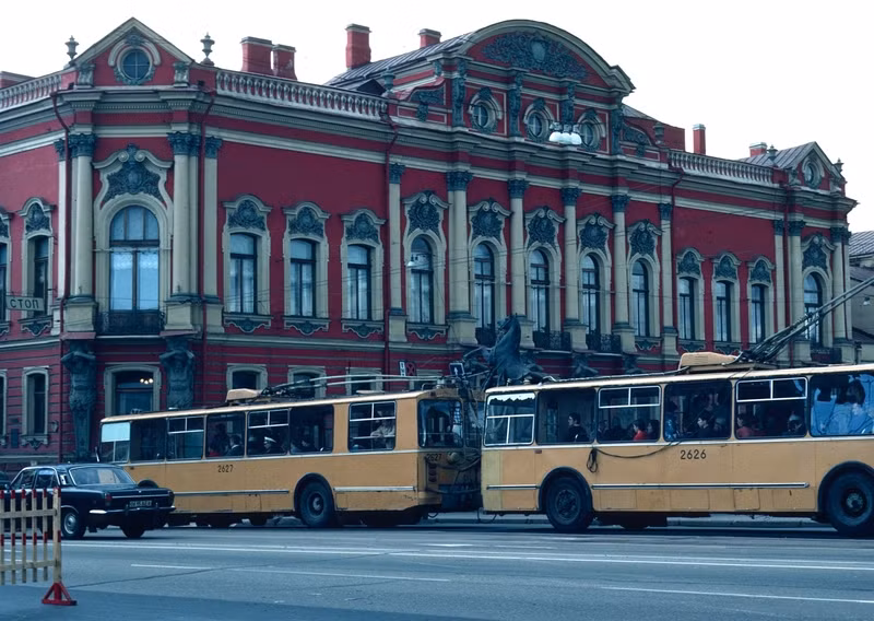 Những chiếc xe buýt chạy điện chở hành khách trên đường phố Leningrad.