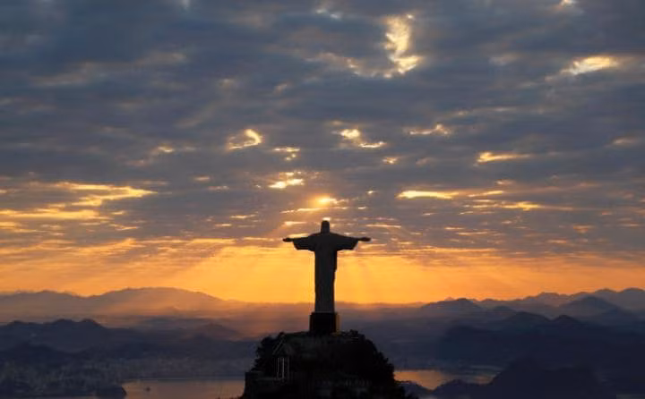 Bức tượng Chúa Giê-su tại thành phố Rio de Janeiro cao 38 mét và nặng 635 tấn. Công trình đã được công nhận là một trong “Bảy kỳ quan mới của thế giới” vào năm 2007. Được biết, bức tượng đã bị hư hại do sét đánh trúng vào năm 2014.
