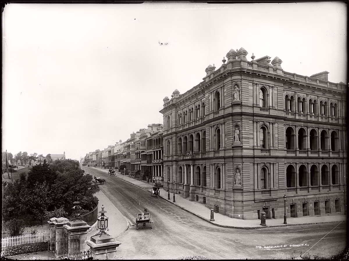 Một con đường vắng bóng người qua lại ở Sydney.