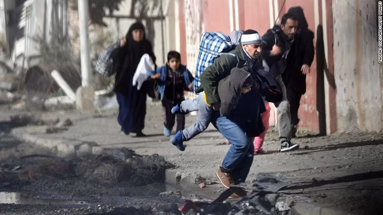 Các cư dân Mosul vội vàng sơ tán khỏi thành phố Mosul trong khi các lực lượng đặc nhiệm Iraq đang giao tranh ác liệt với phiến quân IS ở quận phía đông bắc thành phố hôm 24/11.