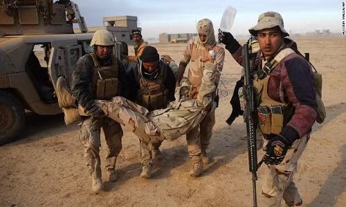 Một binh sĩ Iraq bị thương trong cuộc chiến gần làng Haj Ali ngày 29/11.