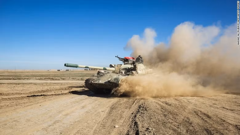 Xe tăng và xe bọc thép của các lực lượng Iraq tiến về ngôi làng Sheikh Younis, phía nam thành phố Mosul, ngày 19/2/2017 trong chiến dịch quân sự giải phóng Tây Mosul khỏi IS. (Nguồn ảnh: CNN)