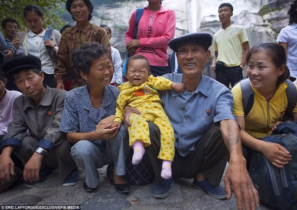 Vào những cuối tuần hay kỳ nghỉ, nhiều người thường đưa cả gia đình đi chơi công viên và chụp hình làm kỷ niệm.