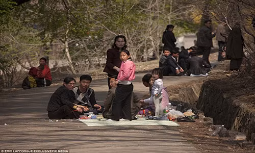 Một gia đình đi picnic ở ngoại ô thủ đô Bình Nhưỡng.