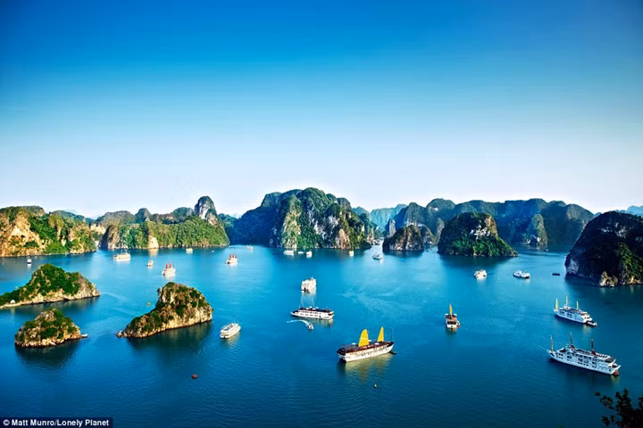 Tháng Mười: Vịnh Hạ Long sẽ mang lại những trải nghiệm tuyệt vời cho bạn khi đến với Việt Nam. Ngoài ra với thời tiết êm dịu, mát mẻ, núi và cao nguyên cũng là những sự lựa chọn thú vị cho chuyến hành trình vòng quanh thế giới: Fiji, Lyon, Bolivia, Costa Verde (Brazil),…