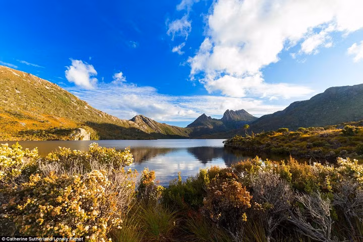 Tháng Giêng: Bắt đầu năm mới thật nhiều may mắn tại hồ Dove (Tasmania) hay tham dự các lễ hội ở Colombia, Myanmar…