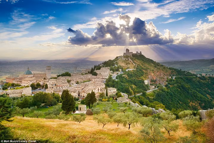 Tháng Tám: Khoảng thời gian tuyệt đẹp để khám phá Umbria (Ý) với những thị trấn tồn tại từ thời trung cổ được bao bọc bởi không gian yên tĩnh đến lạ. Nếu bạn là một người ưa mạo hiểm thì cũng đừng nên bỏ qua: lướt sóng ở xứ Wales, đi xe đạp và leo núi ở Kimberly (Úc).