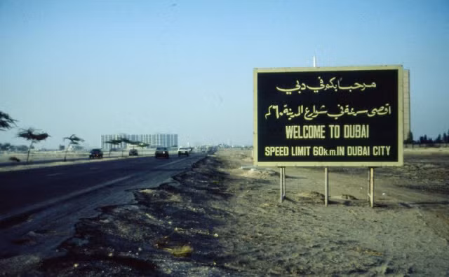 Tấm biển “Chào mừng đến thành phố Dubai”.