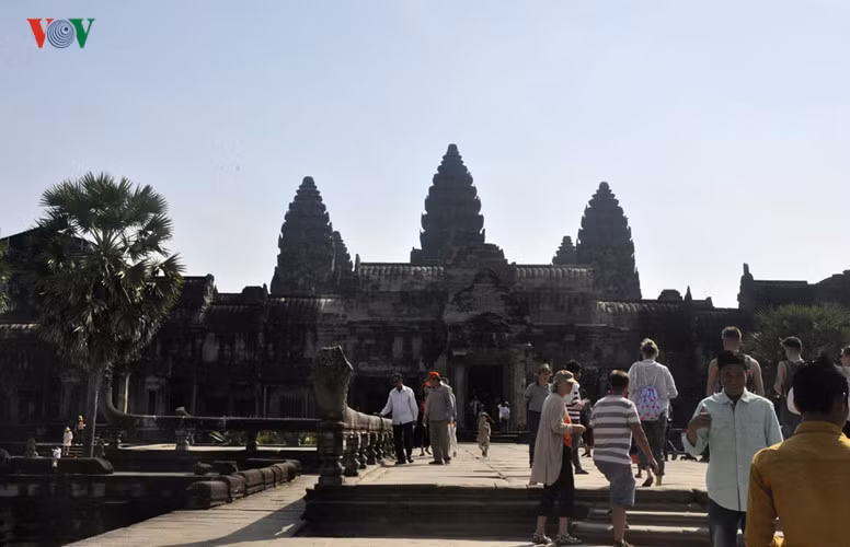 Trung tâm của Quần thể Angkor Wat có 5 ngọn tháp chính với một tháp ở giữa, 4 tháp xung quanh, có hình oval bông sen.