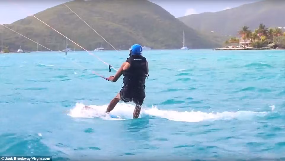 Trong khi đó, Tổng thống Mỹ Obama chỉ mới học lướt ván diều trên hòn đảo tư nhân của Branson được vài ngày.