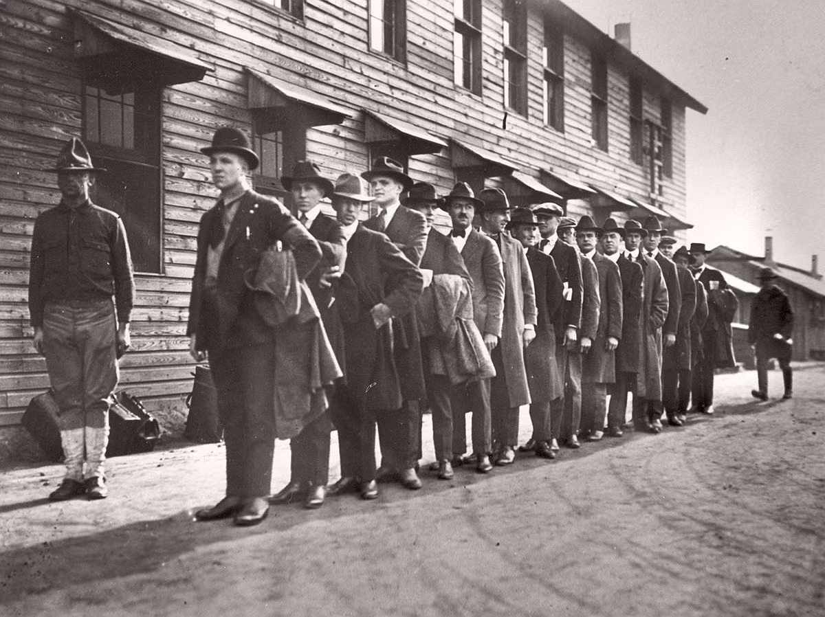 Các tân binh xếp hàng tại một doanh trại quân đội ở thành phố New York (Mỹ) hồi tháng 4/1917.