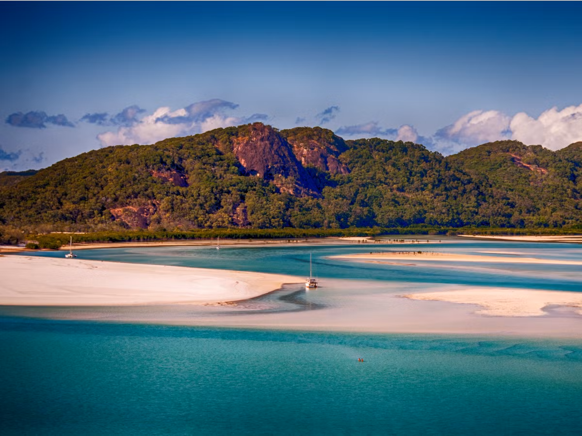 Bãi biển Whitehaven ở đảo Hamilton của Australia là một trong những bãi biển nhiệt đới tuyệt vời nhất hành tinh.