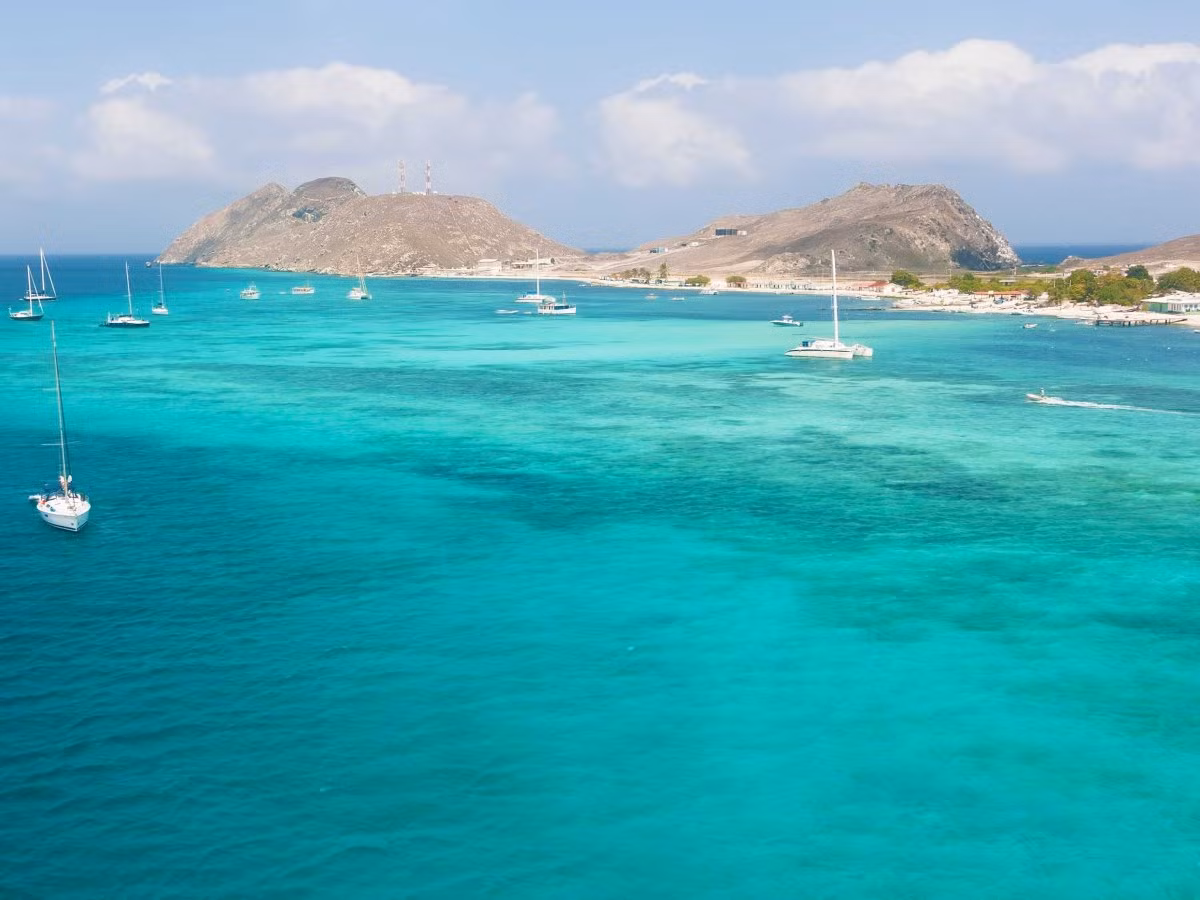 Biển xanh, cát trắng, bầu trời trong xanh,...là nét cuốn hút của bãi biển Los Roques ở Venezuela.