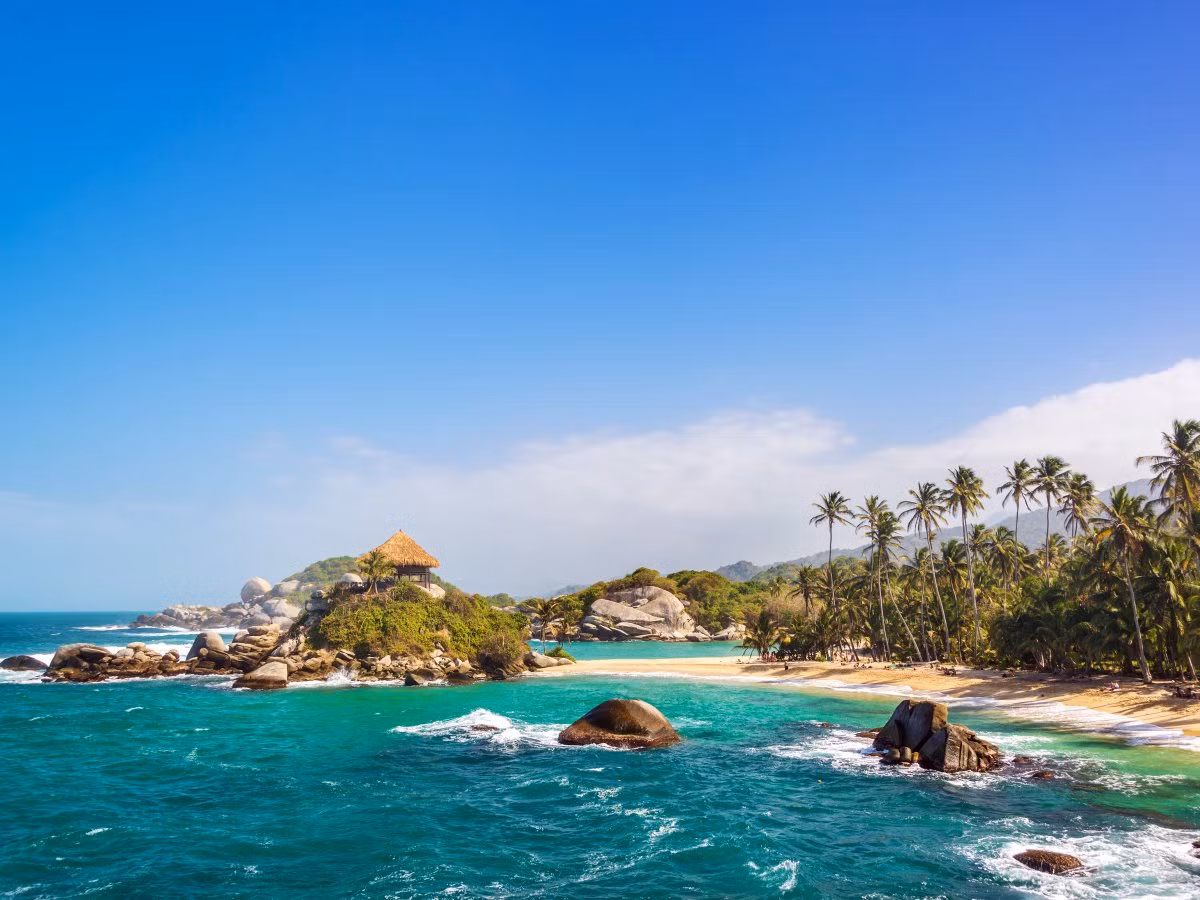 Tại Vườn quốc gia Tayrona ở Colombia, du khách sẽ được chiêm ngưỡng nhiều bãi biển nhiệt đới tuyệt đẹp với những cây cọ cao và làn nước trong xanh. (Nguồn ảnh: Business Insider)