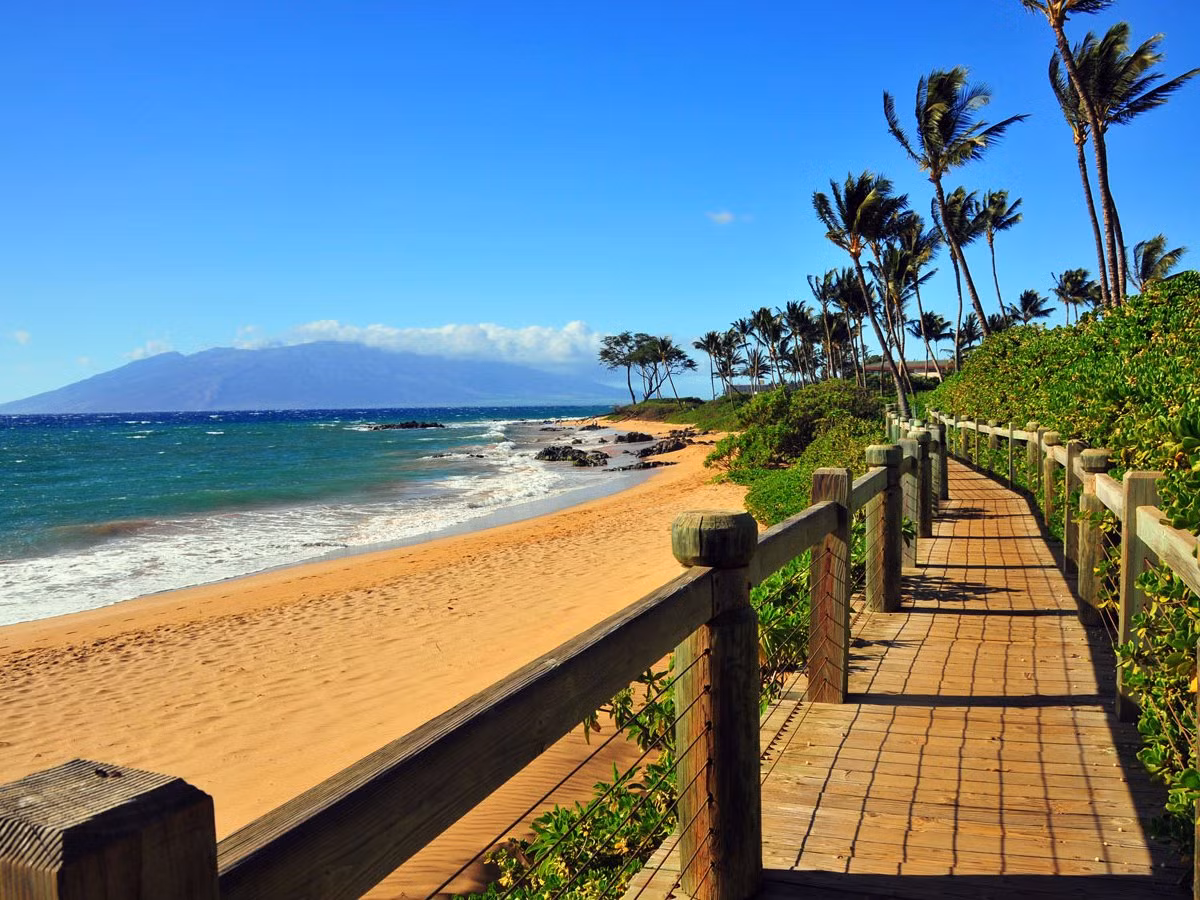 Bãi biển cát vàng Wailea trên đảo Maui của Hawaii (Mỹ).