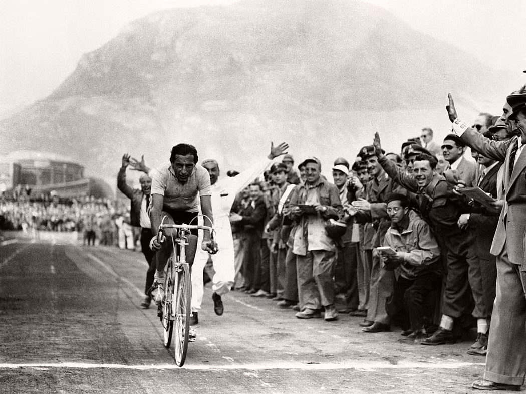 Đông đảo người dân Italy đổ ra đường theo dõi cuộc đua xe đạp hồi tháng 6/1952.