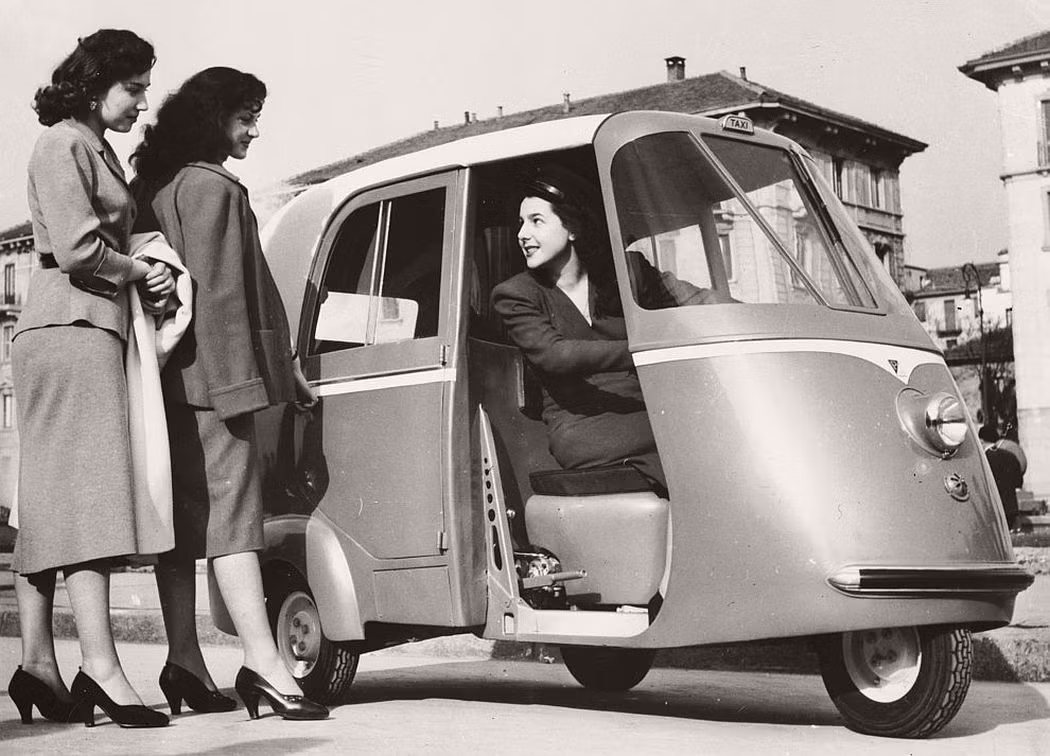Người phụ nữ trên chiếc taxi "sành điệu" ở thành phố Milan hồi tháng 4/1952.