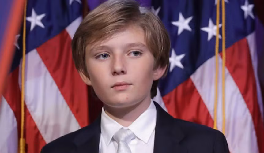 Barron Trump, cậu út của Tổng thống Trump, có thể nói thành thạo hai thứ tiếng: Tiếng Anh và tiếng Slovenia.