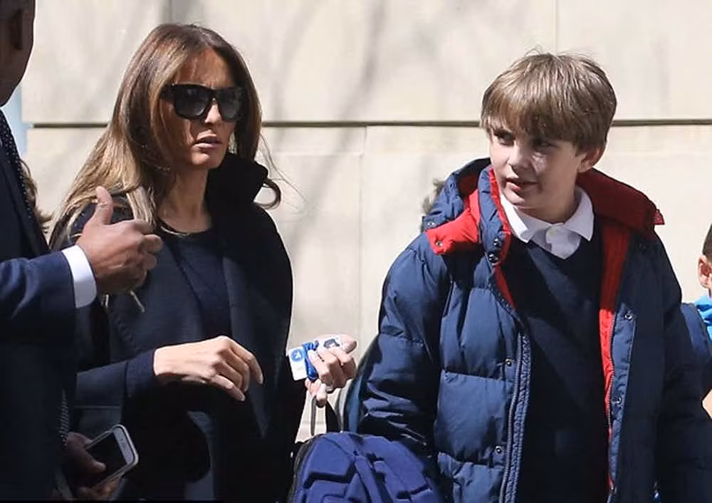 Đệ nhất phu nhân Mỹ Melania tự tay nuôi nấng, chăm sóc cho con trai, Barron Trump. “Tôi tự nấu bữa sáng và đưa con tới trường. Sau khi đón cháu về, tôi chuẩn bị bữa trưa và dành cả buổi chiều bên cháu”, bà Melania chia sẻ trong một cuộc phỏng vấn với Parenting.com.