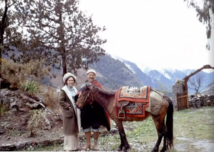 Nhiếp ảnh gia Alice Kandell chụp ảnh cùng một người dân Sikkim năm 1971.
