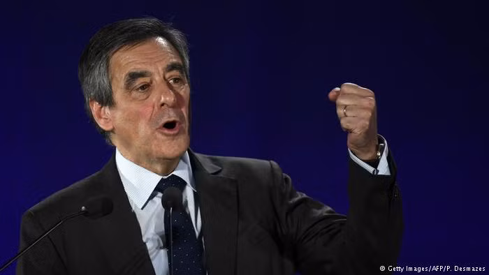 Báo chí đưa tin thêm, ông Fillon cũng trả 84.000 Euro cho hai người con của ông cũng làm trợ lý trong khoảng thời gian từ năm 2005 đến 2007. Ảnh: DW