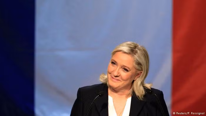 Trong khi đó, ứng cử viên Đảng Mặt trận Quốc gia (FN) cực hữu, bà Marine Le Pen, được dự đoán sẽ giành được 36% số phiếu ủng hộ. Bà Marine Le Pen muốn Pháp rút khỏi NATO, Liên minh Châu Âu và Khu vực đồng euro (Eurozone). Ảnh: DW