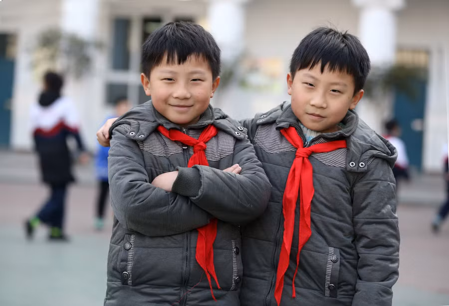 Hai anh em sinh đôi Peng Zhihan và Peng Jiahan đang theo học lớp 2 trong trường. Có thể nói, Zhihan và Jiahan không chỉ là anh em mà còn là những người bạn tốt của nhau. (Nguồn ảnh: China Daily).