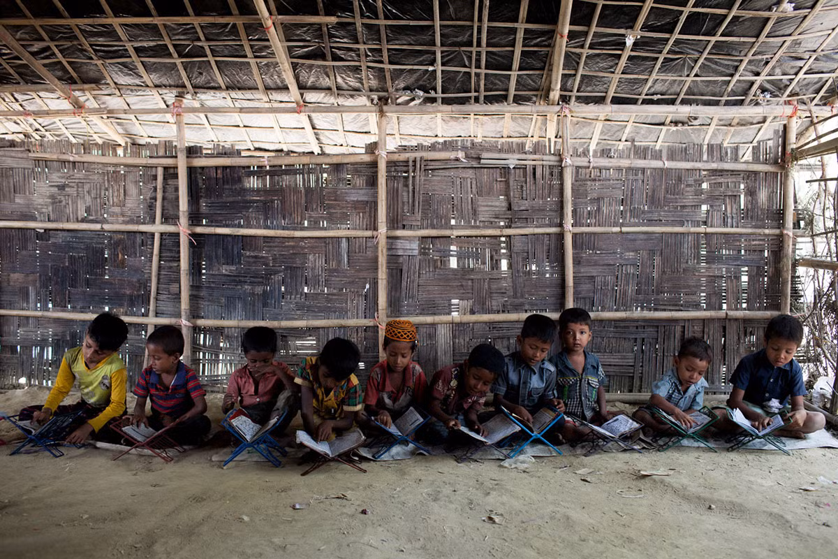 Các em nhỏ thuộc cộng đồng Rohingya học trong các ngôi trường tôn giáo địa phương.