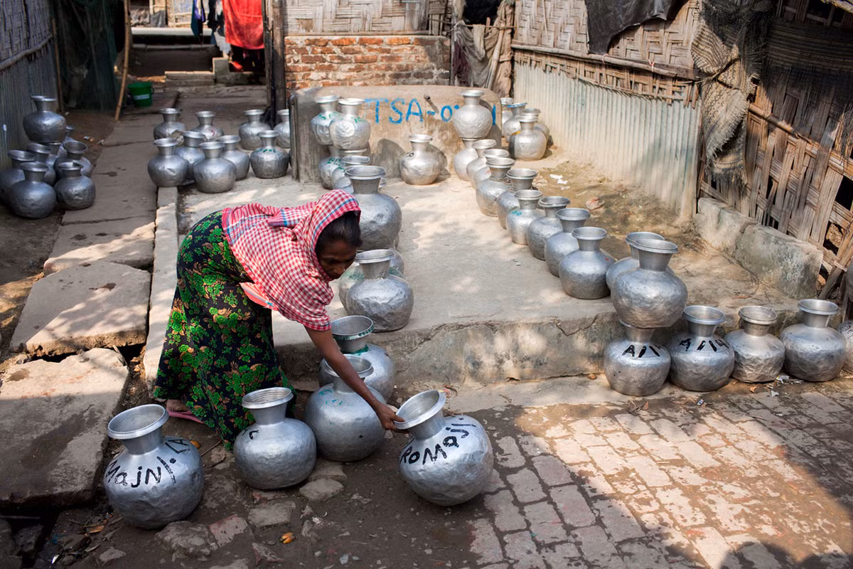 Một phụ nữ Rohingya sắp xếp những chiếc bình để lấy nước tại khu trại tị nạn Leda cho người Rohingya ở Bangladesh.