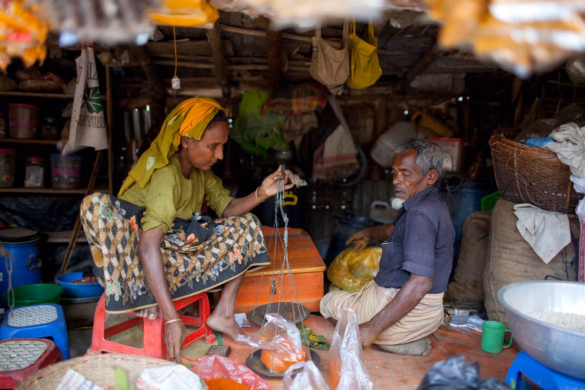 Một người phụ nữ Rohingya đang bán hàng trong khu trại tị nạn ở Leda.