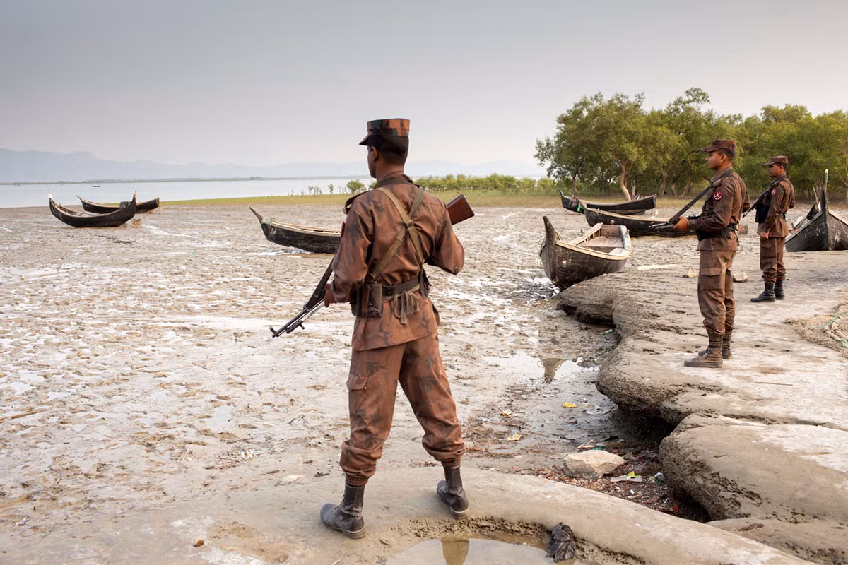 Lính biên phòng Bangladesh canh gác gần dòng sông Naf River chảy dọc biên giới Myanmar-Bangladesh để ngăn những người nhập cư trái phép. (Nguồn ảnh: Al Jazeera)