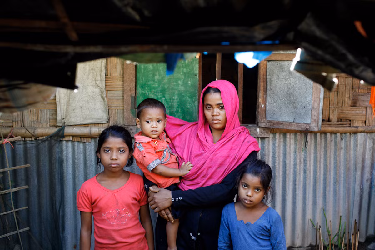 Toiyaba, 30 tuổi, cùng ba con nhỏ đang sinh sống trong khu trại tị nạn Leda dành cho cộng đồng Rohingya ở Bangladesh.