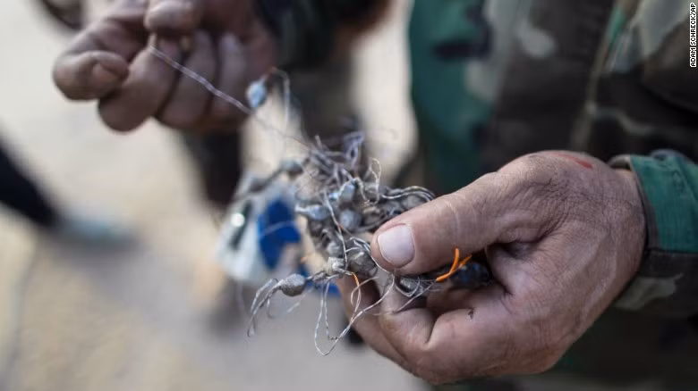 Chiến binh Peshmerga của người Kurd cầm một phần của quả bom đã bị vô hiệu hóa ở Bashiqa ngày 11/11.