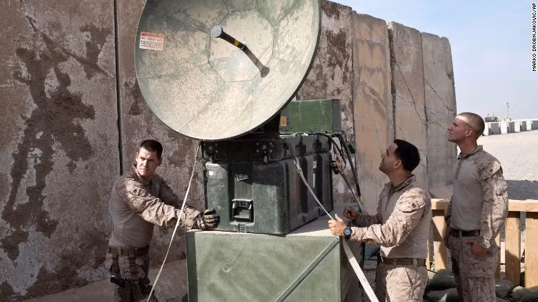 Lính thủy đánh bộ Mỹ dựng một thiết bị ở Qayyara ngày 9/11.
