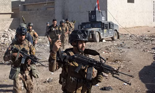 Các binh sĩ Iraq tuần tra ở vùng ngoại ô thành phố Mosul ngày 4/11.