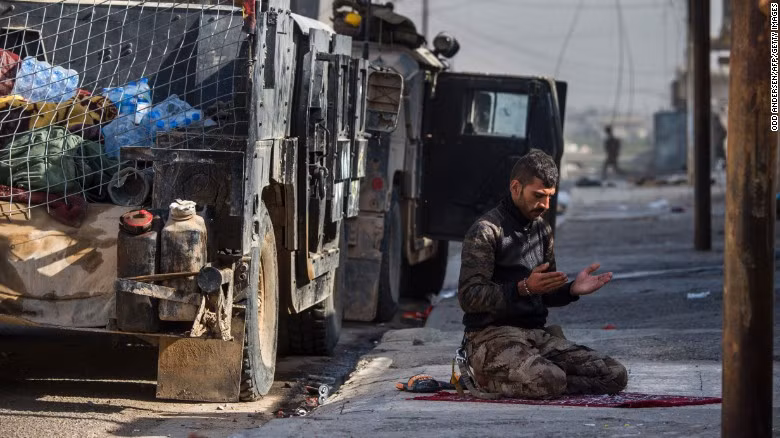 Một binh sĩ đặc nhiệm Iraq cầu nguyện trước cuộc tiến quân về khu Karkukli, thành phố Mosul, ngày 13/11. (Nguồn ảnh: CNN)